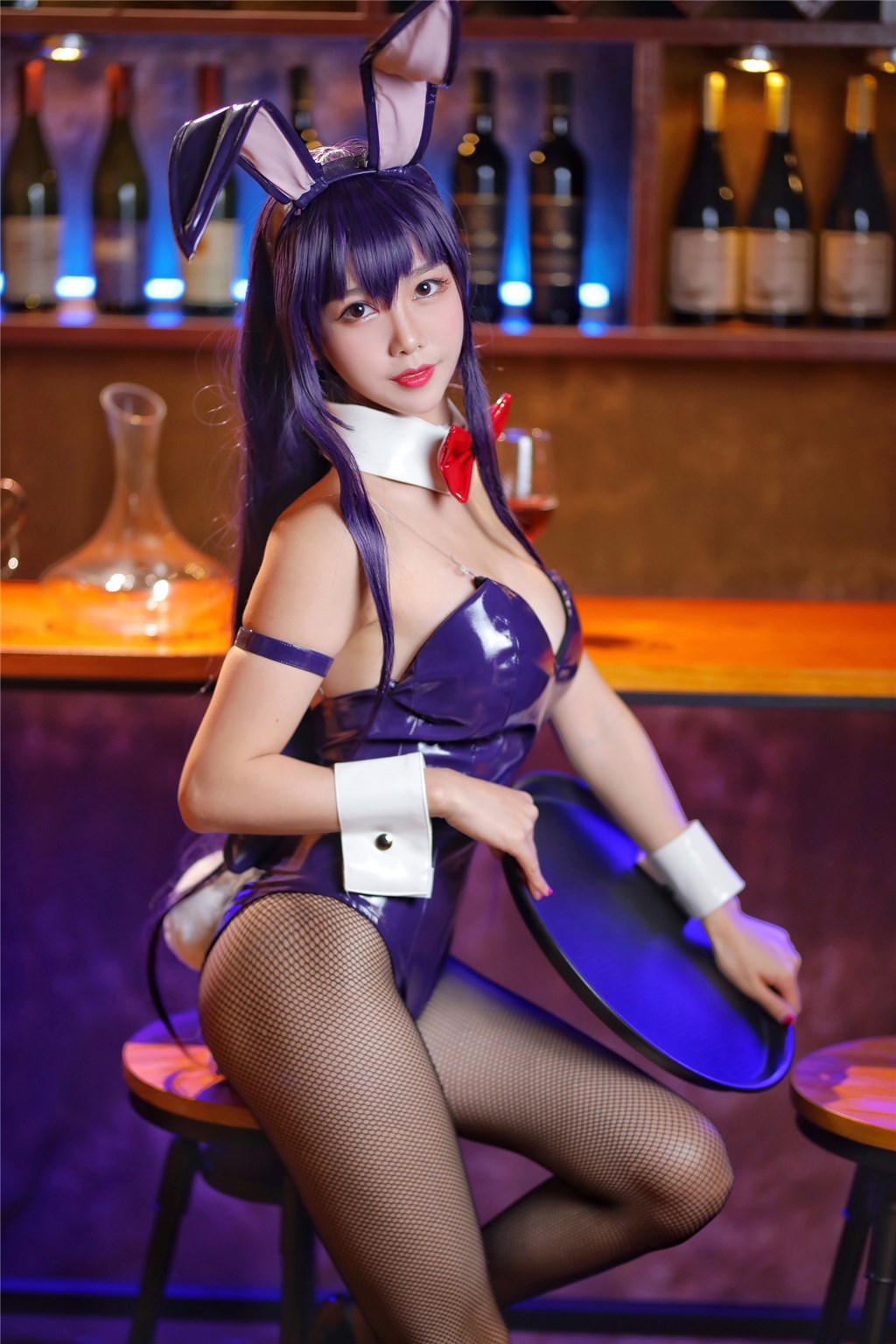 私享奢夜暴露：红星在独家派对上与神秘访客相拥的豪华夜晚纪实